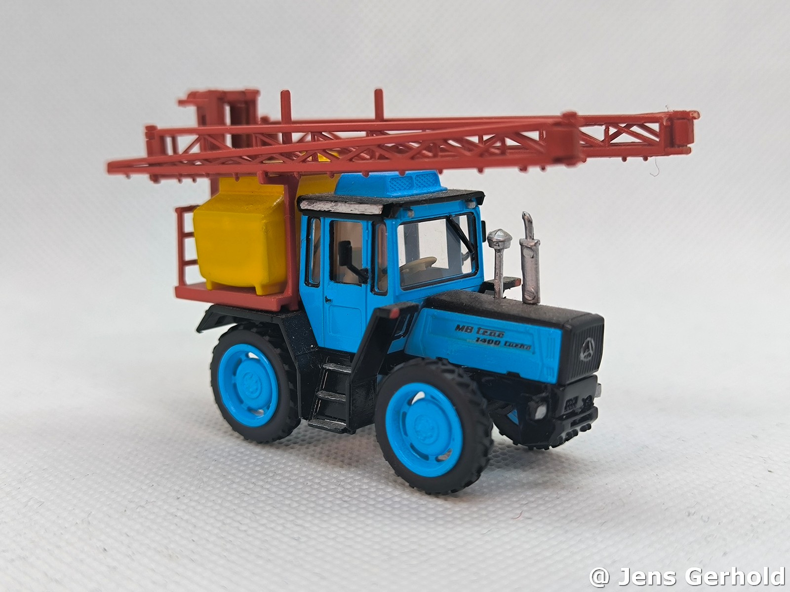 MB Trac 1400 mit Großflächenspritze